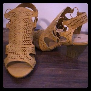 Cityclassified  open toe camel color heels